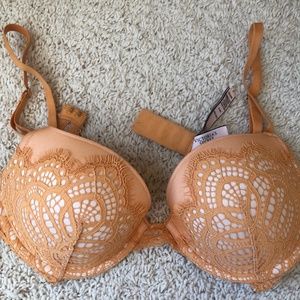 Victoria's Secret Dream Angels Push up bra size 32D in apricot / orange color